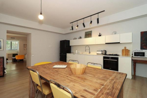 Mtatsminda Cozy Apt: Central & Comfy - By Wehost